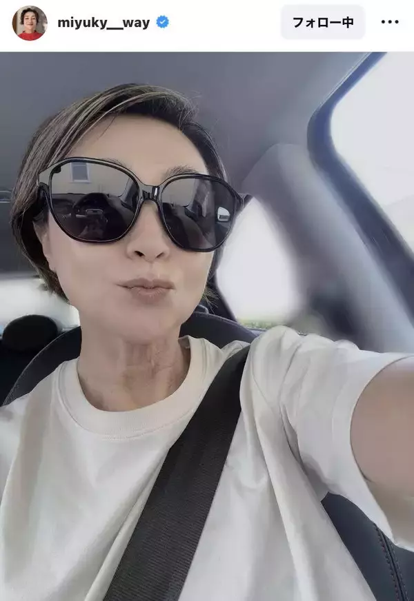 香坂みゆき、半袖Ｔシャツ＆サングラスの「もう夏？」コーデで運転する姿が反響！「バッチグ～」「かっこいい」