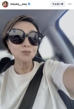 香坂みゆき、半袖Ｔシャツ＆サングラスの「もう夏？」コーデで運転する姿が反響！「バッチグ～」「かっこいい」