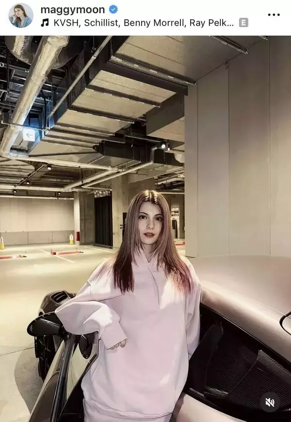 「髪色がポルシェと一緒だ」マギー、変ぼうした姿で高級車とクールショット「えー！！！」「可愛すぎて最高」「乗せて！」
