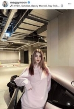 「髪色がポルシェと一緒だ」マギー、変ぼうした姿で高級車とクールショット「えー！！！」「可愛すぎて最高」「乗せて！」