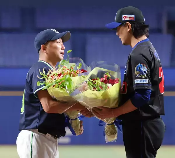【中日】涌井秀章が今季限りで現役引退のヤクルト・石川雅規に花束贈呈「『２００勝できるように頑張れ』と言ってもらえた」