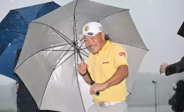【男子ゴルフ】異例！表彰式が途中で中止　大雨で断念…藤本佳則の優勝スピーチは幻に