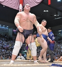 照ノ富士に土　大の里の突き落としに屈す　八角理事長「勝ったと思ったのかも」　後続と２差は変わらず