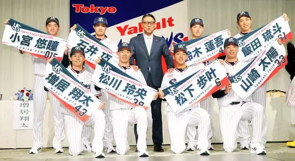 【ヤクルト】ドラ６・石井巧は実家のブランド米をＰＲ　新入団発表会見場が異例の“品評会”に様変わり