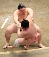 大の里、取り直しの末に無傷の３連勝　過去６戦全勝の宇良に勝つ…負けた宇良は「２回目はさすがに勝てないですよ」