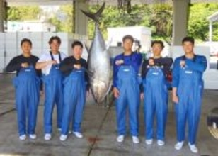 【ＤｅＮＡ】「マグロはチャンスを逃さない」　ルーキー６選手がマグロ養殖場訪問で渾身の“食レポ”