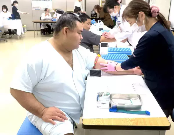 関脇・高安が採血で“一発パス”…血管すぐ見つかり「体脂肪が下がったかな」…両国国技館で健康診断