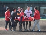 【広島】頭部死球受けた久保修は病院へ　新井監督「報告待ち。会話はできる」
