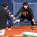 「【巨人】石塚裕惺が今季初めて二塁でノック　三塁で定位置争い中　橋上チーフ「気分転換も兼ねて」」の画像1