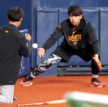 【巨人】石塚裕惺が今季初めて二塁でノック　三塁で定位置争い中　橋上チーフ「気分転換も兼ねて」