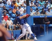 岡本和真が弾丸二塁打含むマルチで打率４割１分７厘「結果よりどういう内容にできるか」大胆シフトにも挑戦中