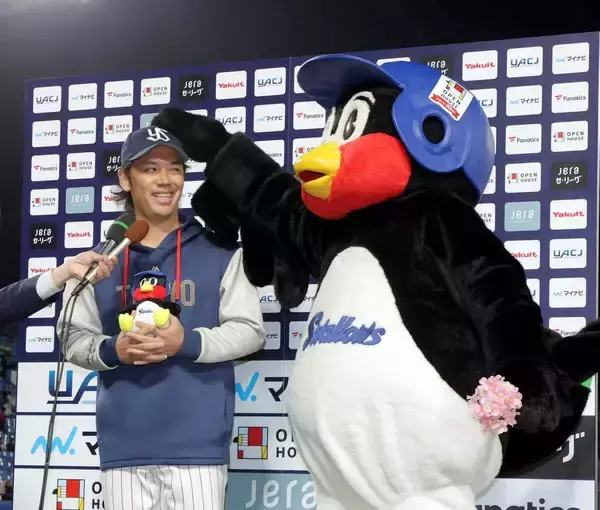 「【ヤクルト】小川泰弘が６回途中３失点も今季初勝利　つば九郎とお立ち台に立ち「やっぱりいいですね」」の画像