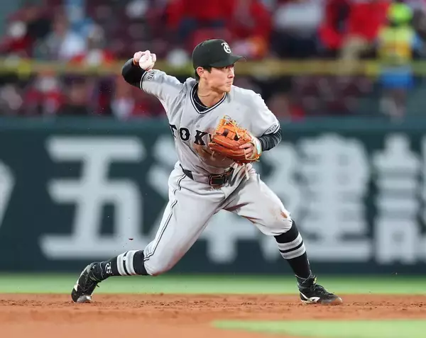 【巨人】浦田俊輔が跳んだ　ピンチで横っ跳びダイビングキャッチで先制阻止