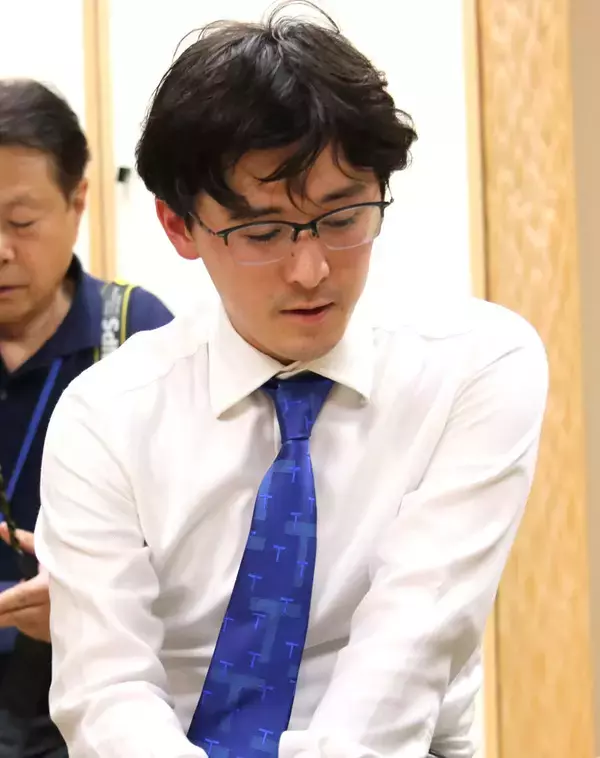 伊藤匠二冠、王位戦挑戦権を獲得「２日制はなかなか指せないので大事にしたい」　藤井聡太王位との七番勝負は７月４、５日に静岡・浜松市で開幕