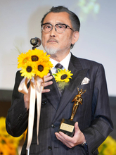 完成披露イベントでゲームを楽しむあのちゃんとジェシー