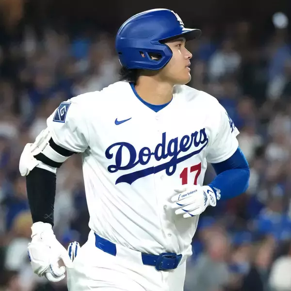 大谷翔平、２児のパパになってから２試合連続安打　第２打席で内角球を中前打　得意の「父の日」に今年も“ブルー仕様”
