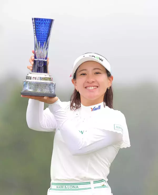 【女子ゴルフ】永井花奈９年ぶりＶ　涙の復活劇に父・利明さんも目を潤ませ「長かったです」…自宅車庫の練習場が原点