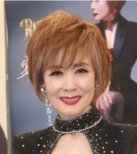 小柳ルミ子のしなやかポーズに熱視線「凄すぎる」「美しい姿勢」自身初のストレッチ本の再重版が決定！