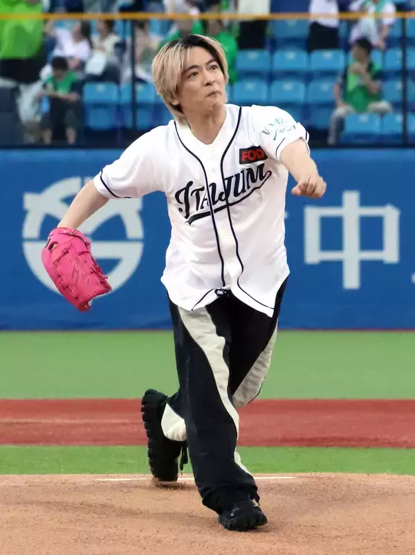 ヘイセイ知念侑李、初のファーストピッチセレモニーは５０点「ピンクのグラブで投げられたのはよかった。スポーツ、いいな」