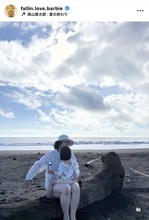 「夫を信じていいのでしょうか？」バービー、笑顔の家族ショットも履いているのは…「旦那さんおちゃめ」「笑っちゃいました」