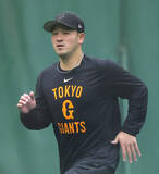 「【巨人】岸田行倫が８０分ノンストップで振りまくり！　新主将が則本ら新戦力を歓迎」の画像1