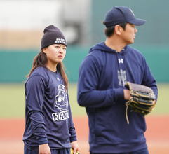 【女子野球】米女子プロ野球挑戦の元巨人・島野愛友利が山崎康晃と自主トレ