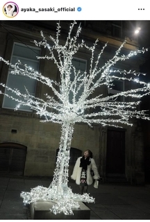 ももクロ・佐々木彩夏、ヨーロッパの夜に映えるリボンマフラー×もこもこアウター姿が「イルミに負けないくらい輝いてる」と話題