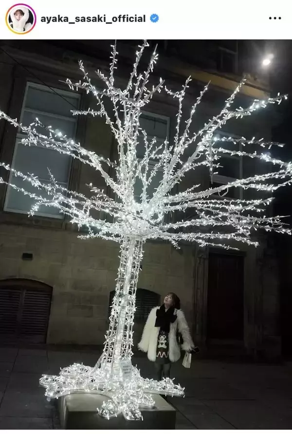 ももクロ・佐々木彩夏、ヨーロッパの夜に映えるリボンマフラー×もこもこアウター姿が「イルミに負けないくらい輝いてる」と話題