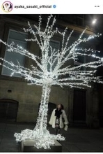 ももクロ・佐々木彩夏、ヨーロッパの夜に映えるリボンマフラー×もこもこアウター姿が「イルミに負けないくらい輝いてる」と話題