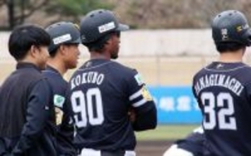 【ソフトバンク】宮崎キャンプのグラウンドに「ＫＯＫＵＢＯ９０」が２人の珍事