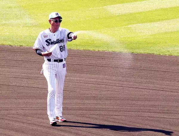 【ヤクルト】グラウンドに清めの塩　池山隆寛監督「これ以上ケガ人が出ないことを祈りながらやりました」山田哲人ら故障者続出