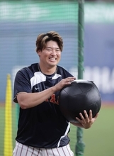 侍ジャパン・村上宗隆が大谷翔平の見守る前でサク越え８発　合流即フリー打撃で４７スイング　２日からメジャー組出場解禁　