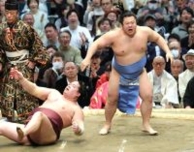 翔猿、２分１５秒の我慢比べを制す　館内の大歓声に「白星につながって良かった」