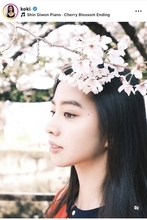 Ｋｏｋｉ，満開の桜に顔を近づけた透明感抜群のドアップショット！姉・Ｃｏｃｏｍｉが撮影