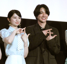 桜田ひより＆木戸大聖、できたてホヤホヤの“出演作のポーズ”「モ」を披露　映画「モブ子の恋」舞台あいさつで