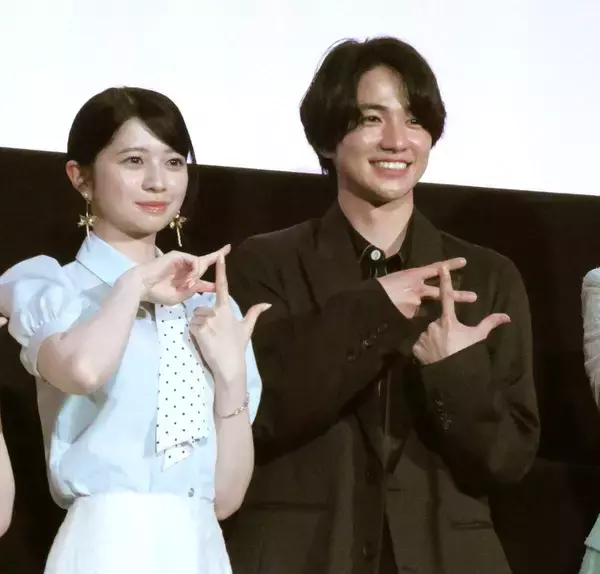 桜田ひより＆木戸大聖、できたてホヤホヤの“出演作のポーズ”「モ」を披露　映画「モブ子の恋」舞台あいさつで