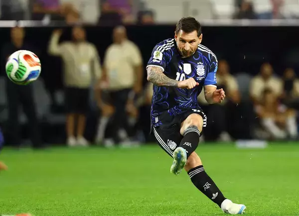 【Ｗ杯】メッシＦＫ弾！　アルゼンチンが３連勝で観客７万６４９人が熱狂　決勝Ｔ１初戦でカボベルデと対戦