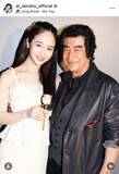 「藤岡弘、の長女・天翔愛が家族ショット公開！父との２ショや純白の三姉妹が「素敵すぎる」「かわい～い！」と話題」の画像1