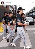 「村上宗隆、試合前に「スタバ買い出し」！？ホワイトソックスのビジター新人恒例行事に参加…ドリンク抱えて横断歩道渡る」の画像1