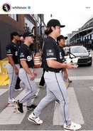 村上宗隆、試合前に「スタバ買い出し」！？ホワイトソックスのビジター新人恒例行事に参加…ドリンク抱えて横断歩道渡る
