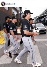 村上宗隆、試合前に「スタバ買い出し」！？ホワイトソックスのビジター新人恒例行事に参加…ドリンク抱えて横断歩道渡る