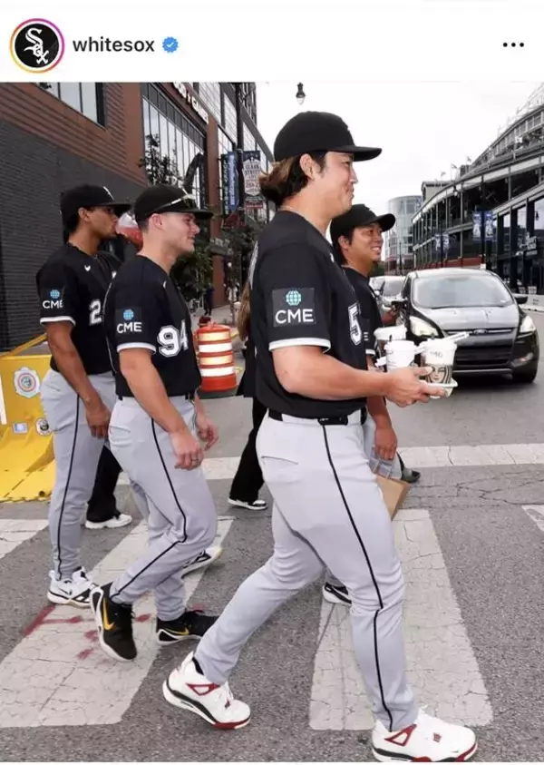 村上宗隆、試合前に「スタバ買い出し」！？ホワイトソックスのビジター新人恒例行事に参加…ドリンク抱えて横断歩道渡る