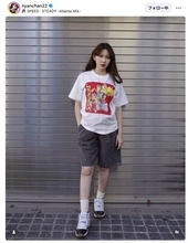 小嶋陽菜、短パンで抜群スタイル！「大好きだった」人気アーティストの記念Ｔシャツ姿「カックイイ！！」