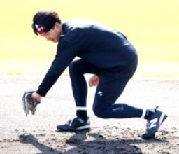 【阪神】小幡竜平がディベイニーとの遊撃争いに意気込み「競争っていうのは毎年のこと」沖縄・宜野座で自主トレ公開