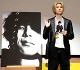 「萩原利久　親友・北村匠海が撮影のカレンダー「匠海の手のひらに…」金髪姿で会見」の画像1