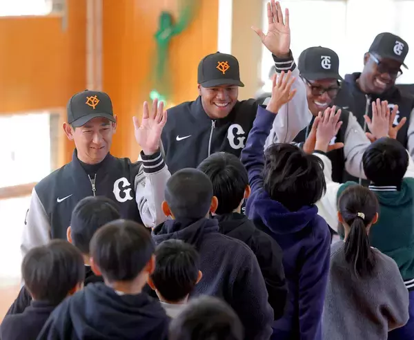 【巨人】ドミニカ出身３選手が小学生と異文化交流　会田有志３軍監督「当たり前が当たり前ではないことを学んで」