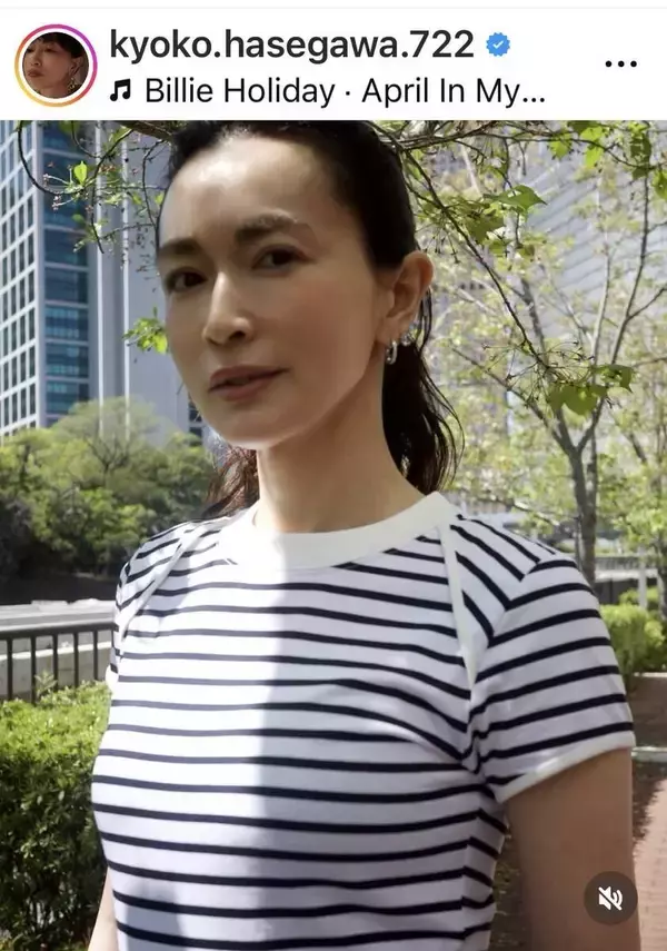 ４７歳・長谷川京子、初夏を感じさせるマリンコーデに反響「相変わらずいい女」「スカートが何とも…」「きょうも綺麗」