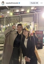 テレ朝・桝田沙也香アナ、先輩アナウンサーとラグビー観戦！　美人アナ同士の２ショットに「さやもえカワイイ」