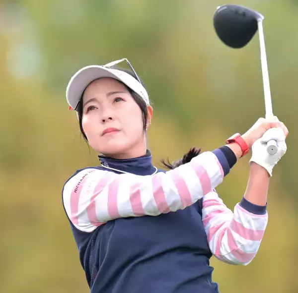 青木瀬令奈が３アンダー４位でハーフターン　男子ツアー女子初のアンダーパーへ後半突入