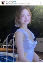 「ミス東大」の美ぼう騒然「まぶしすぎ」「透明感」「世界一美しい」ナイトプール満喫…神谷明采に絶賛